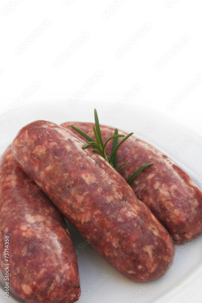 salsicce al fegato su piatto_ sfondo bianco salsicce al fegato su piatto_ sfondo bianco