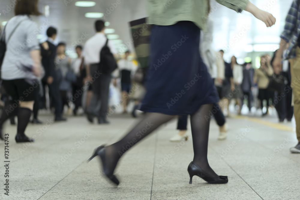 大混雑する大都会の駅を行き交う様々な人々 イメージ(スローシャッター) 大混雑する大都会の駅を行き交う様々な人々 イメージ(スローシャッター)