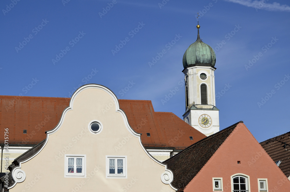 Hausgiebel und Turm der Heilig-Geist-Kirche, Schongau