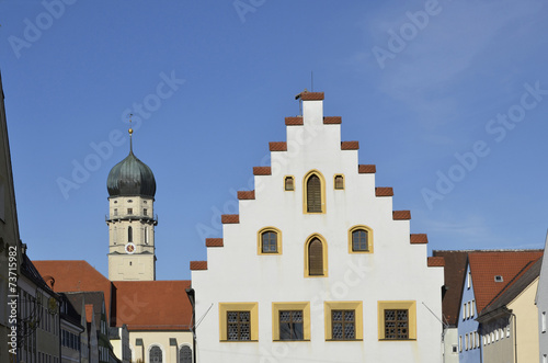 Ballenhaus und Pfarrkirche in Schongau
