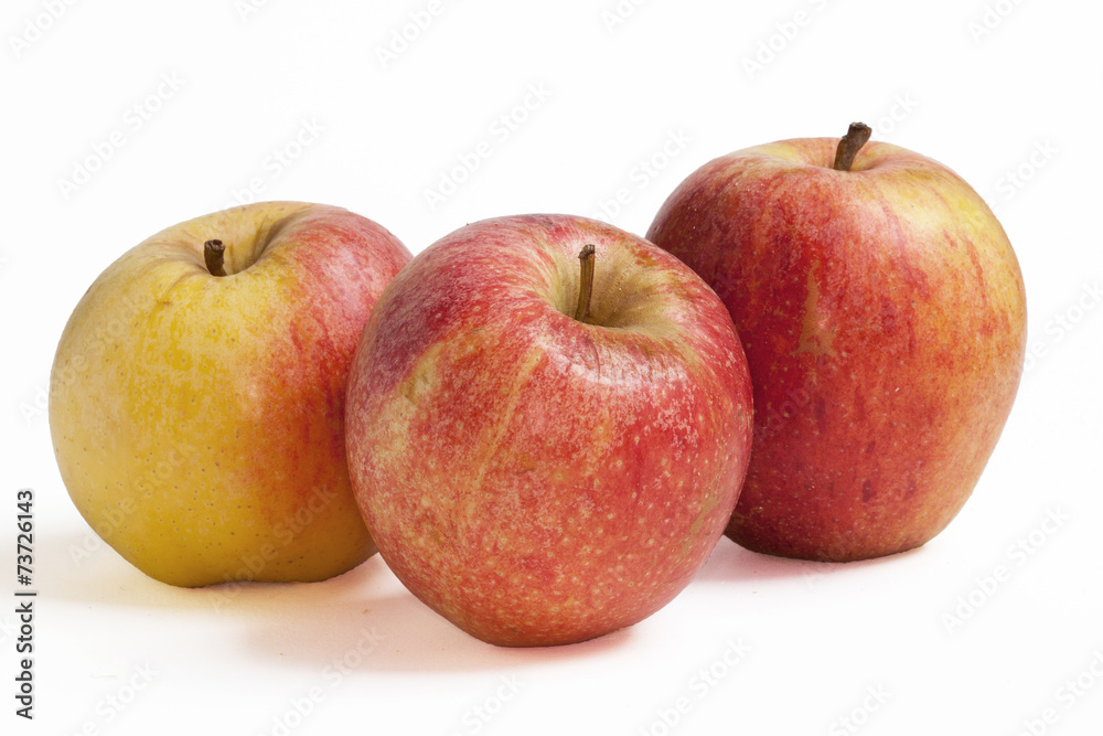 Pommes Dali en vrac sur fond blanc