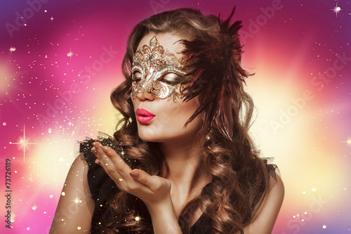 Beauty shoot of smart brunette woman in carnival mask