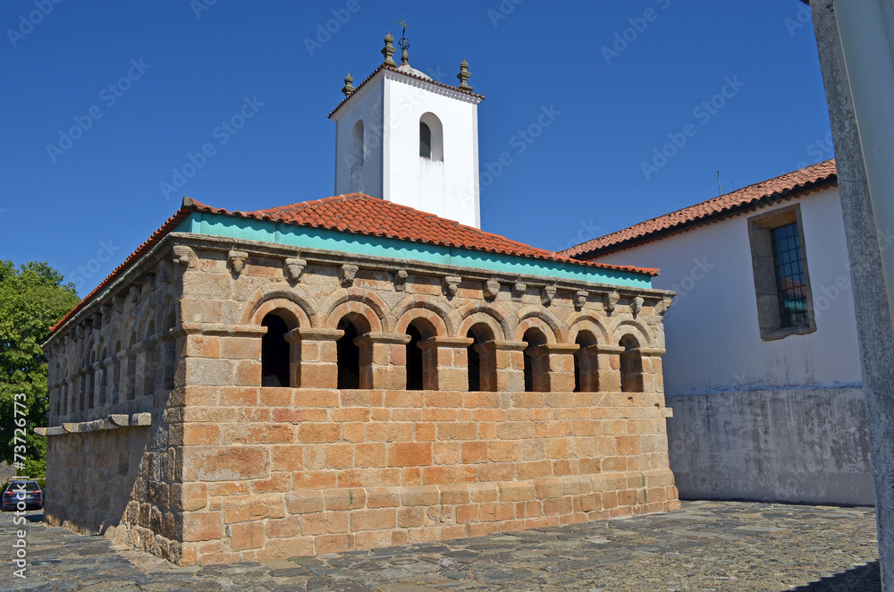 Römisches Versammlungshaus neben der Burgkirche Braganca
