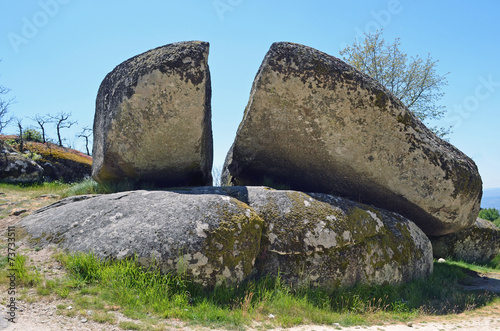 Riesiger zerbrochener Granitfindling in Bolideira photo