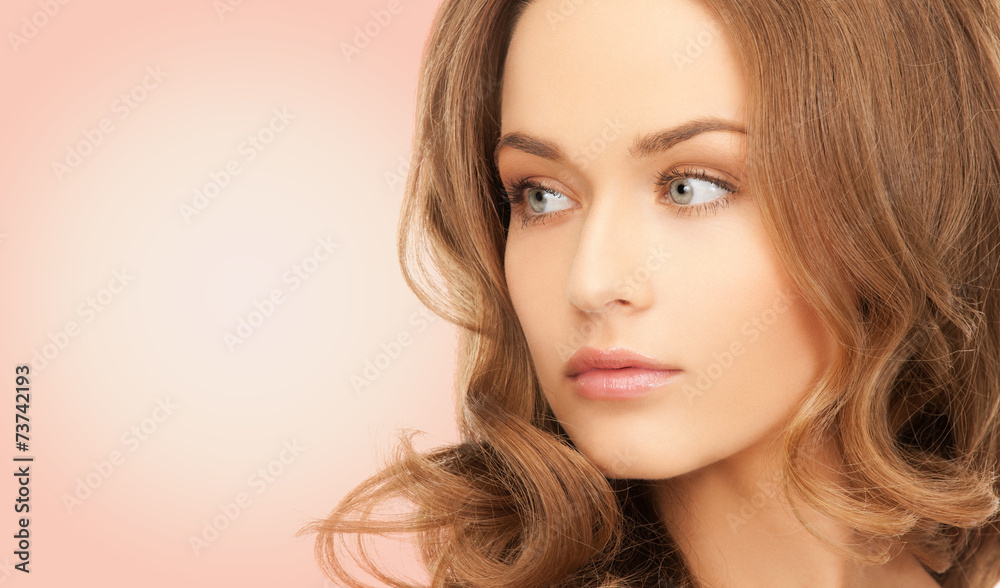 Naklejka premium beautiful young woman with bare shoulders