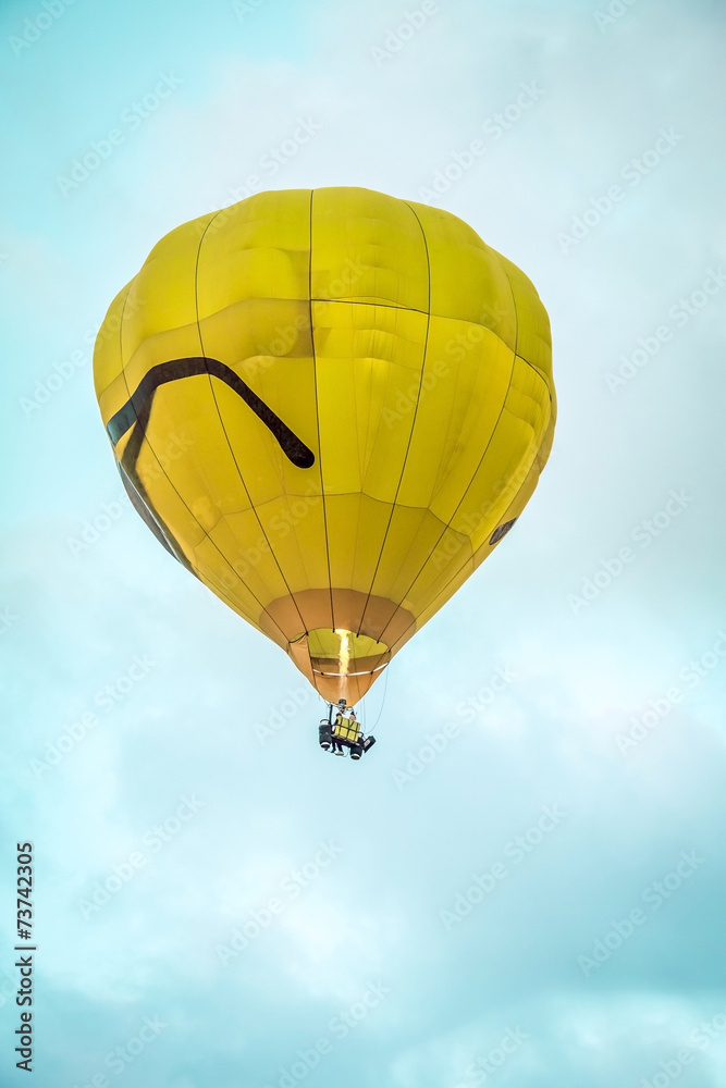 Naklejka premium yellow Air Balloon flying
