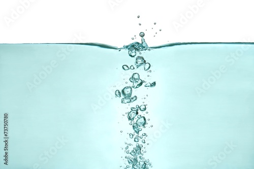 Säule aus Luftblasen im Wasser, Wasser Spritzer