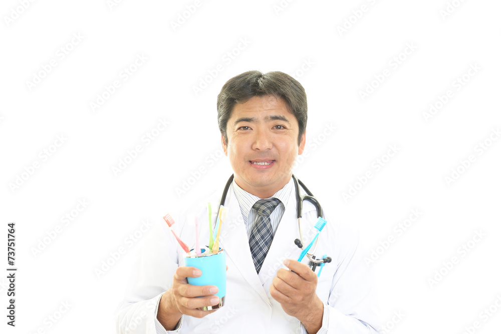 歯ブラシを持つ医師