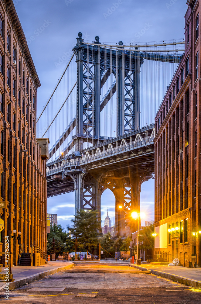 Obraz premium Manhattan Bridge widziany z Brooklynu w Nowym Jorku.