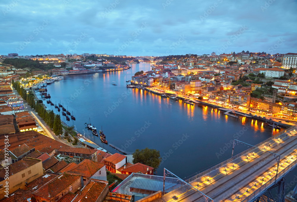 Obraz premium Porto after sunset, Portugal