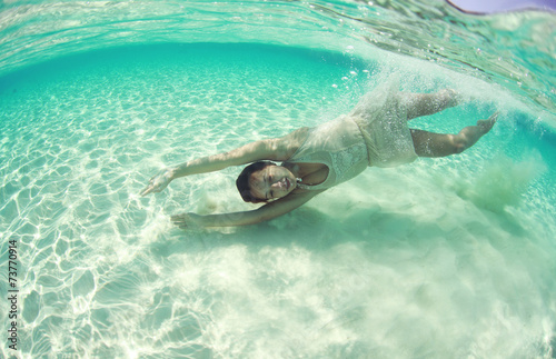Underwater bride in Maldives © hreniuca