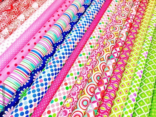 Bunte Stoffe im Stoffladen