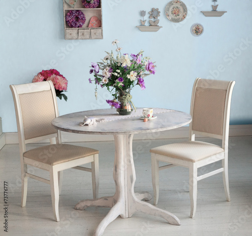 Carta da parati Stile Shabby Chic - Carta da parati dining room interior with flowers decorative plates white wall