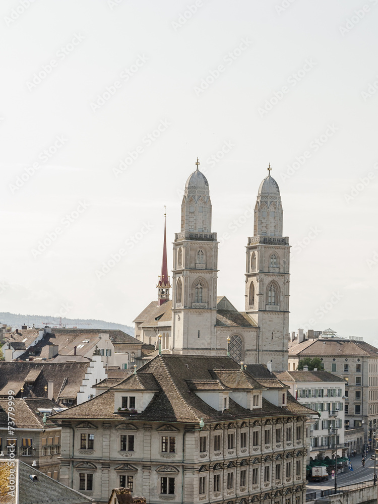 Zürich, historische Altstadthäuser, Kirche, Limmat, Schweiz