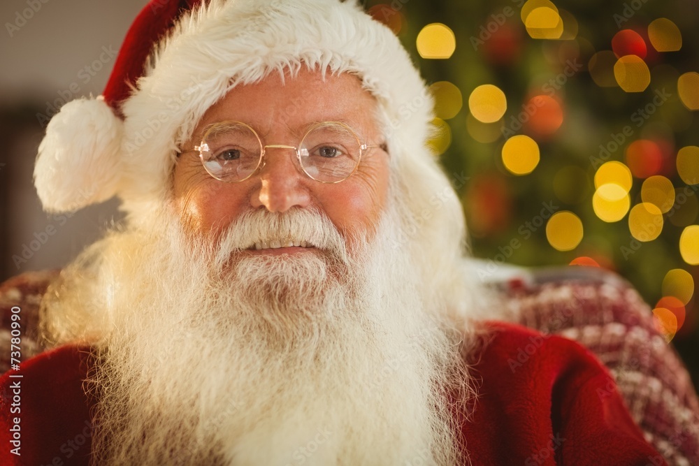 Naklejka premium Portrait of smiling santa with his glasses