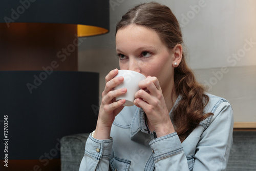 Geschäftsfrau trinkt Kaffee