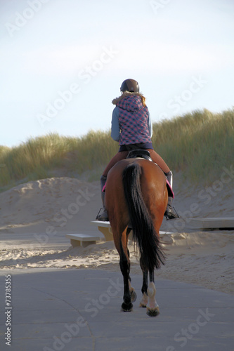 reiterin am strand an der nordsee