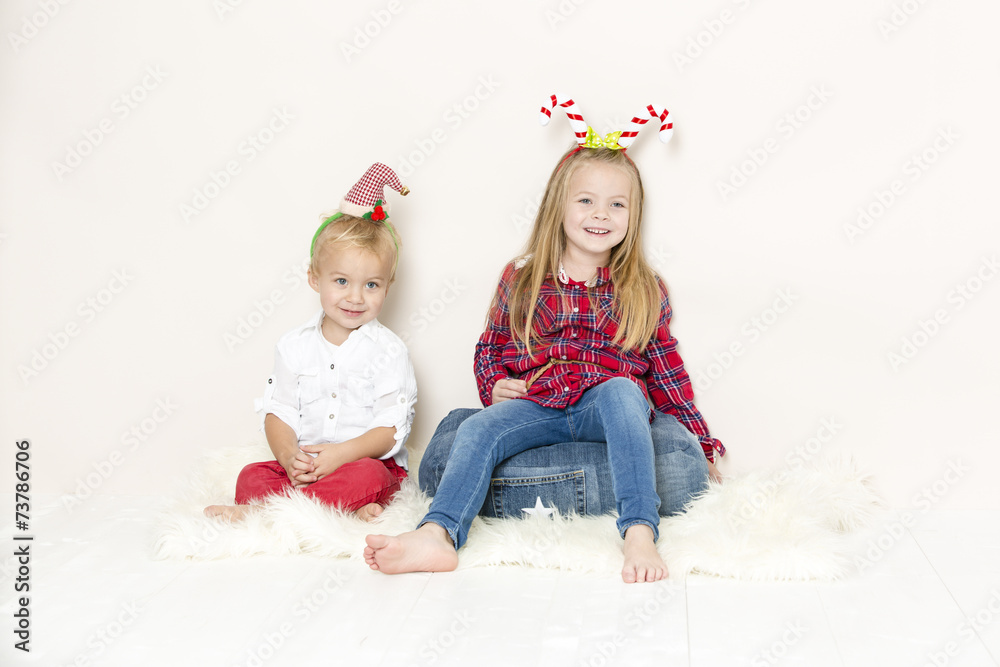 bub und mädchen mit weihnachtskopfschmuck bub und mädchen mit weihnachtskopfschmuck