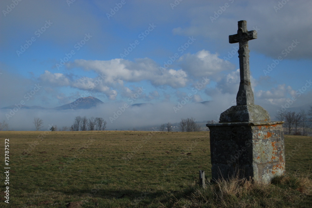 calvaire et chaîne des puys dans la brume Auvergne France calvaire et chaîne des puys dans la brume Auvergne France