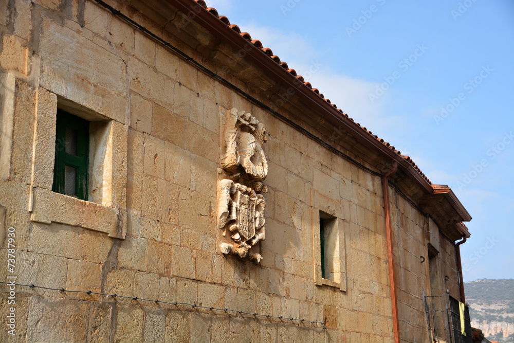casa de piedra con escudo heraldico