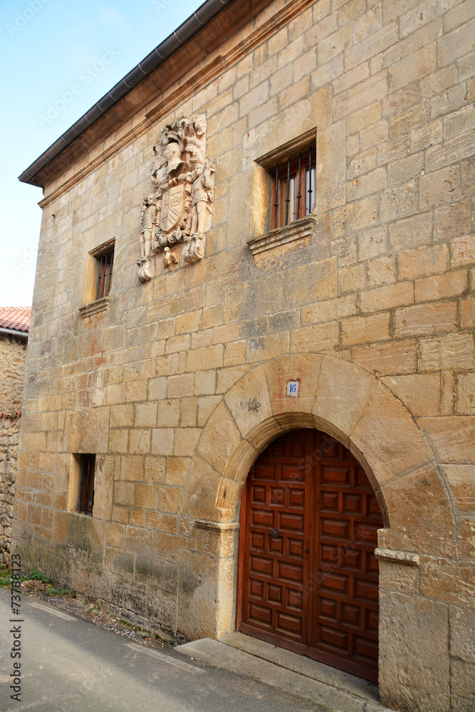 casa de piedra con escudo heraldico