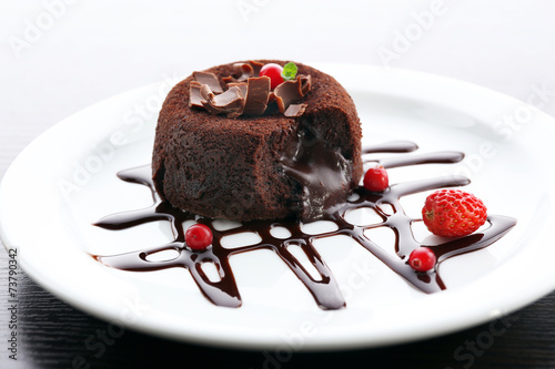 Billede på lærred Hot chocolate pudding with fondant centre, close-up
