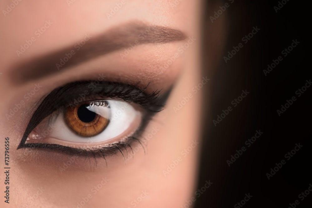 Glamour black eye make up with wide arrow Glamour black eye make up with wide arrow