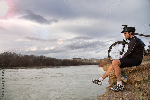 hombre con bici photo