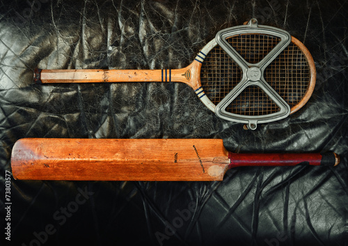 Konstfotografi batte de criquet et raquette de tennis