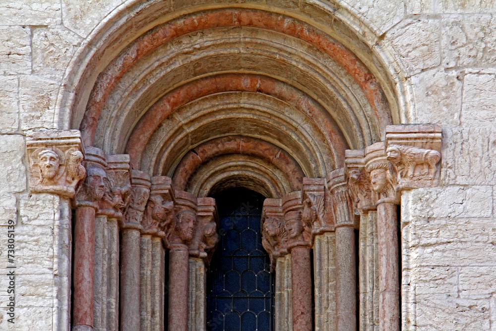 finestra con colonnine e capitelli; Duomo di Trento finestra con colonnine e capitelli; Duomo di Trento