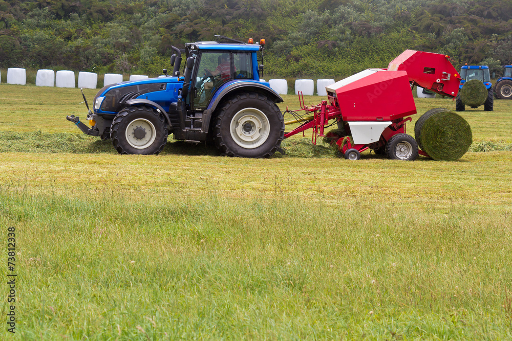 Naklejka premium travaux des champs, fauchage mécanique, botteleuse