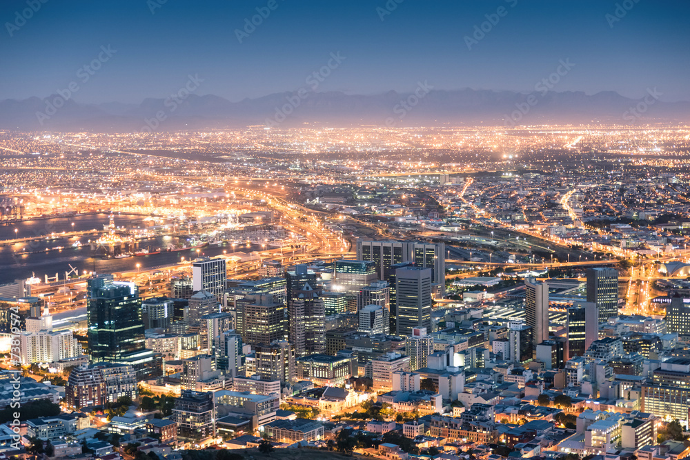 Fototapeta premium Widok z lotu ptaka Kapsztadu z Signal Hill po zachodzie słońca