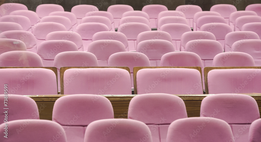 Obraz premium Empty movie theater with red seats