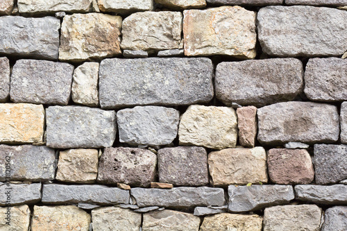 mur de pierres sèches taillées