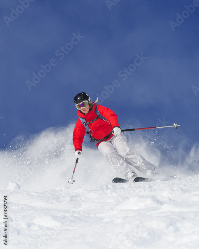 sportliche Skifahrerin im Gelände