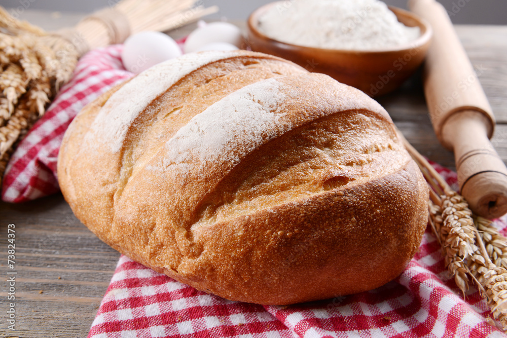 Naklejka premium Fresh bread on table close-up