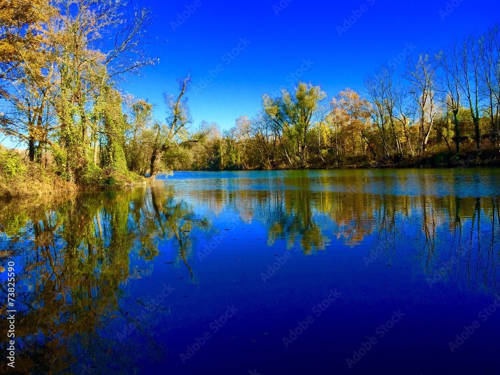 Fototapeta premium Herbstliche Idylle an einem kleinen See