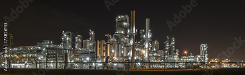 Chemical Factory by night / Chemische fabriek 's nachts. photo