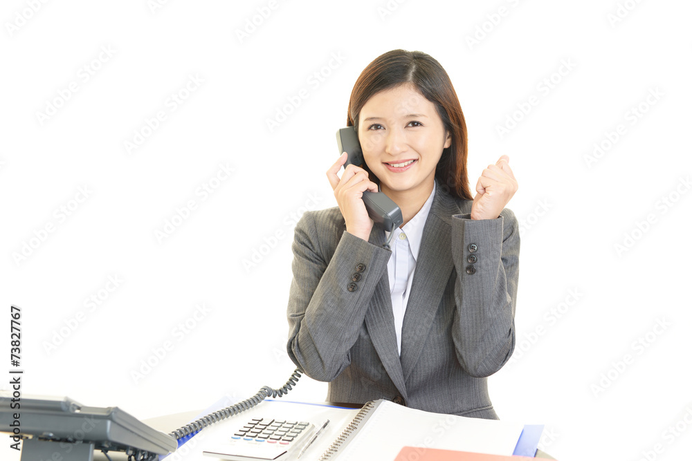 電話対応をする女性 電話対応をする女性