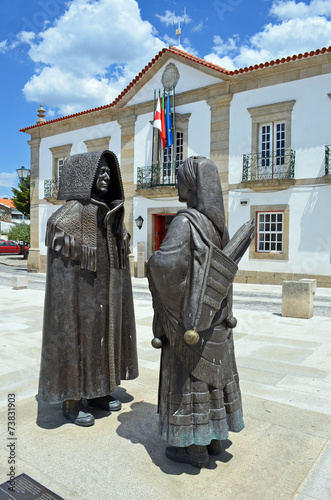Принти на полотні Statuen in historischen Trachten am Rathaus Miranda do Douro