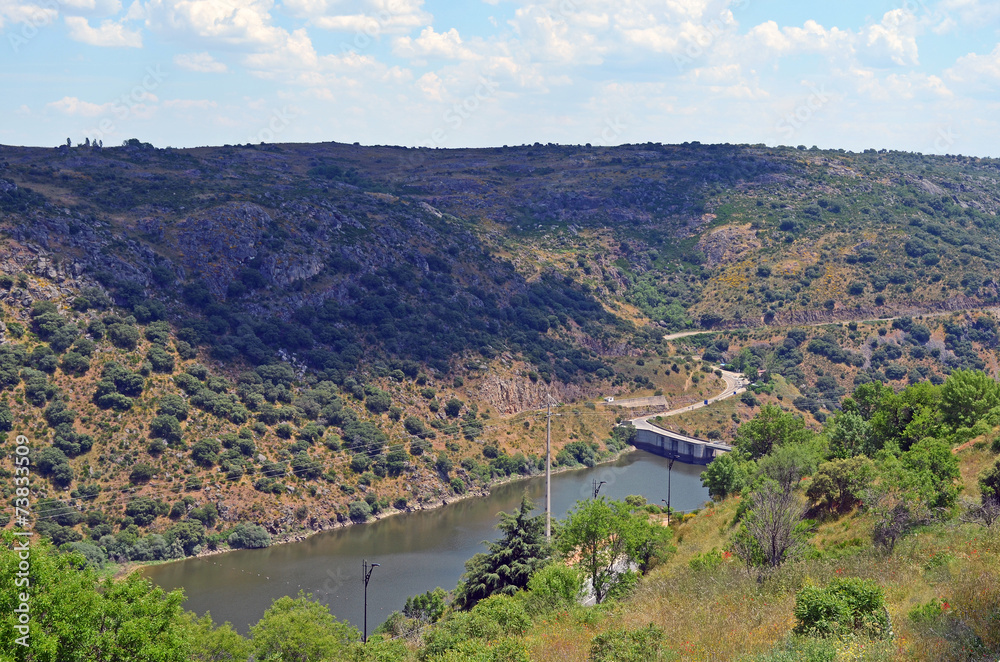 Flusslauf mit Grenzbrücke des Rio Duero bei Miranda do Douro