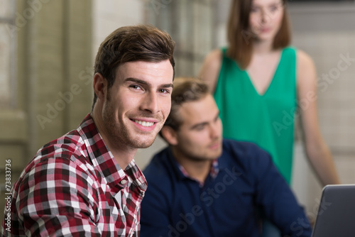 lächelnder student mit freunden im hintergrund