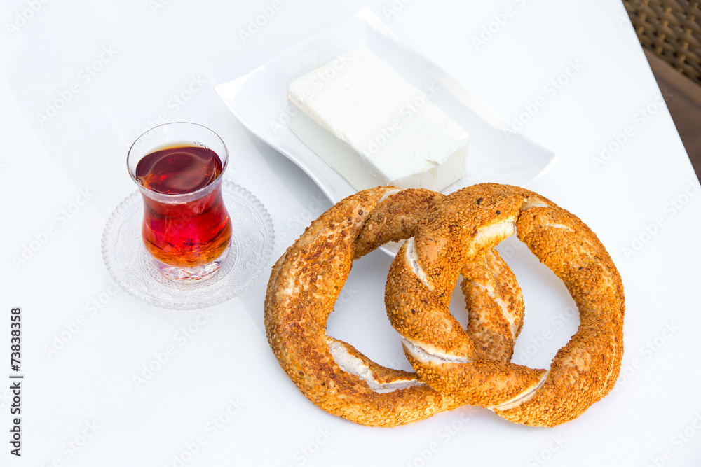 Sesamring mit Butter und Tee Sesamring mit Butter und Tee