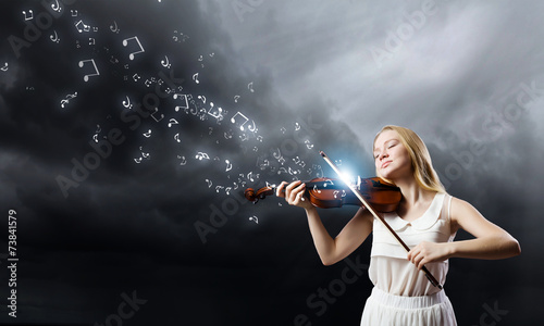 Woman violinist