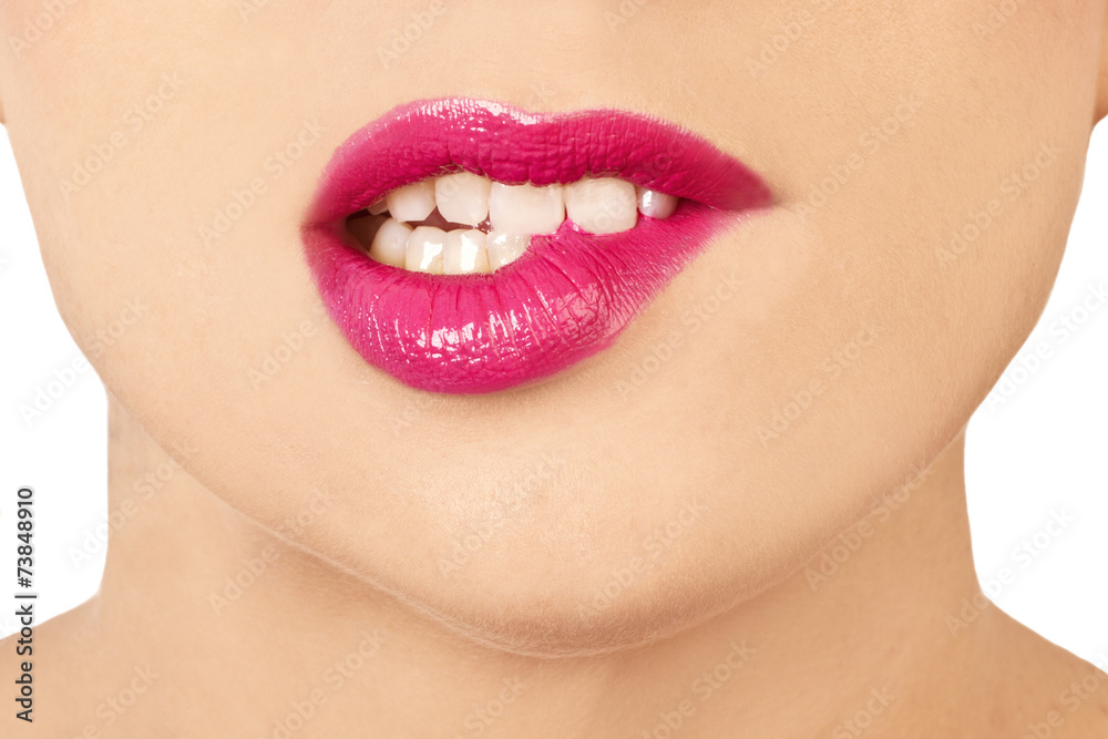 Naklejka premium Labios de mujer pintados de color fucsia en primer plano. Vista de frente y de cerca. Concepto: beauty