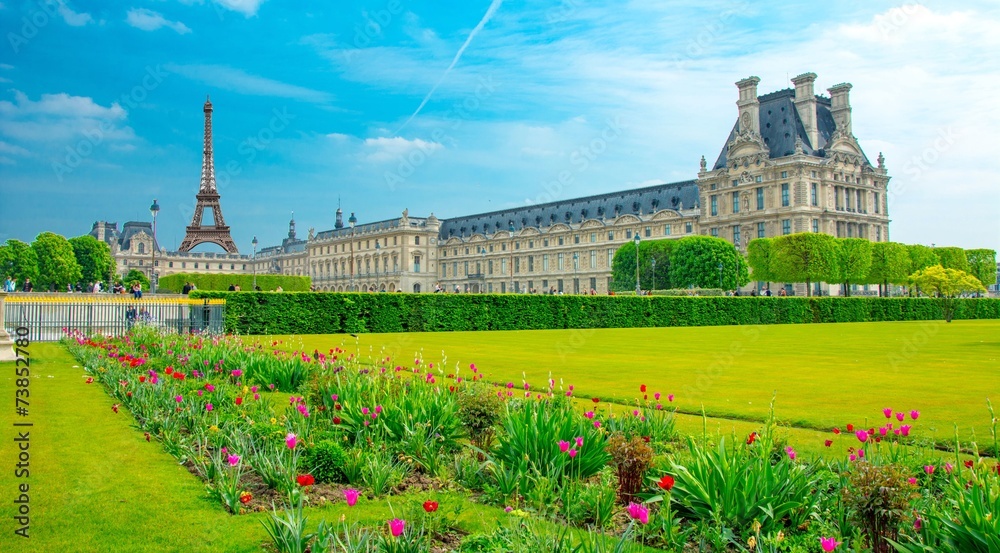 Palais du Louvre et Jardin des Tuileries à Paris, France