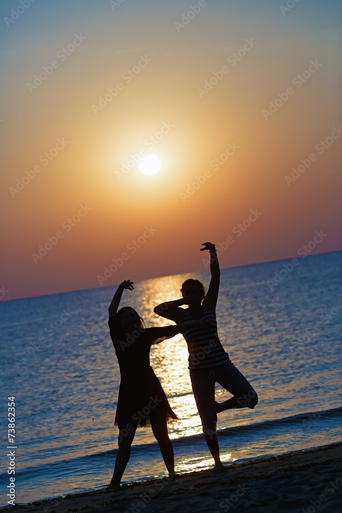 Fototapeta premium Girls dancing at sunset