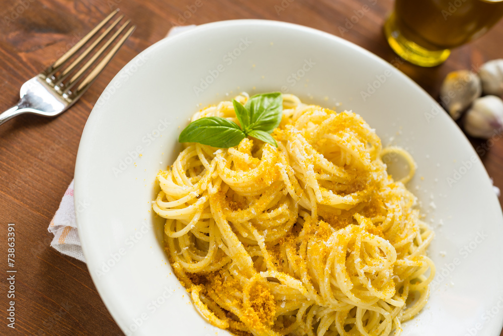 Spaghetti con bottarga e formaggio grattugiato