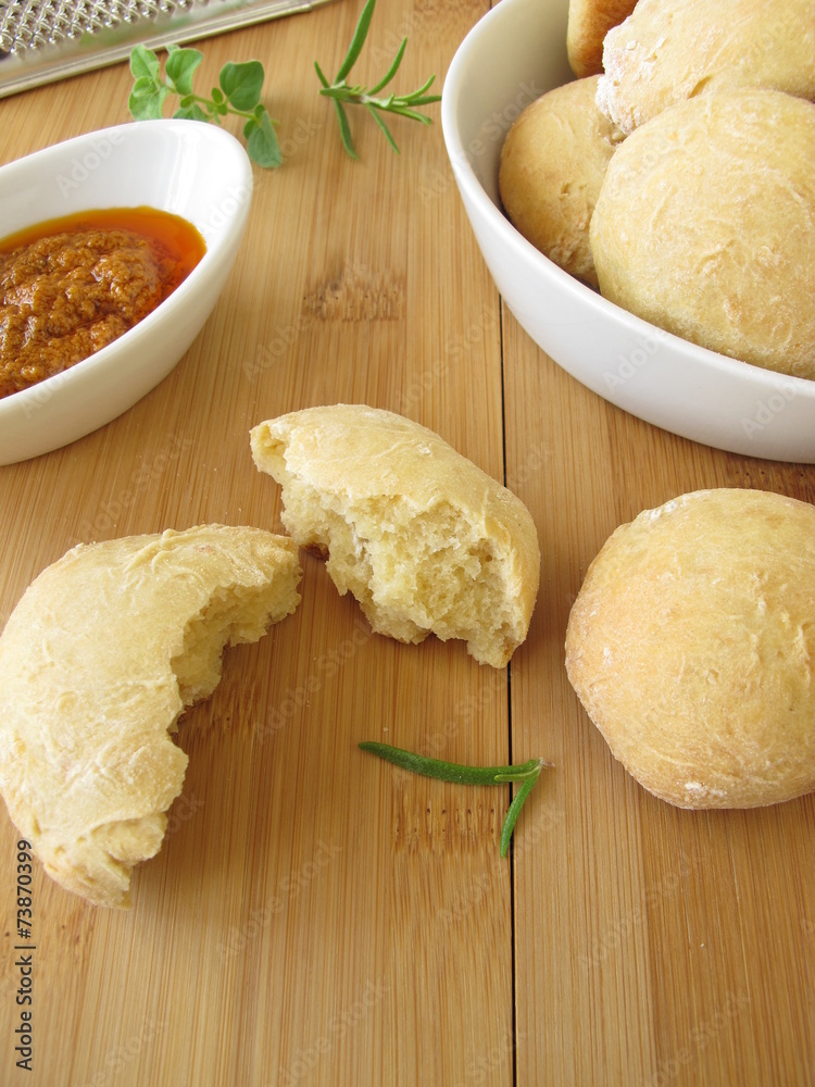 Käsebrötchen mit Tomatenpesto Käsebrötchen mit Tomatenpesto
