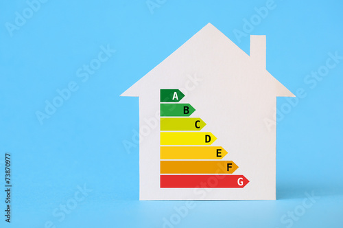 Fotografía Paper house with energy efficiency chart
